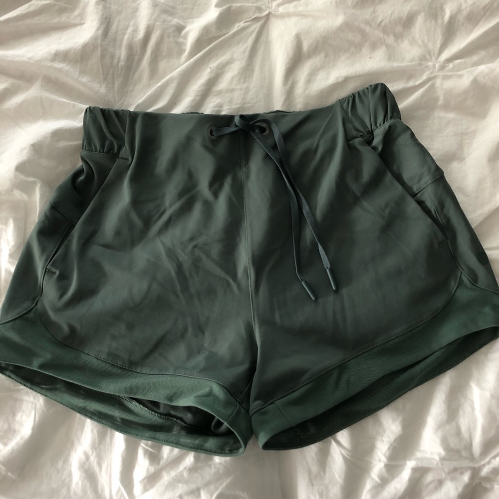 Lululemon shorts green with drawstring and tie